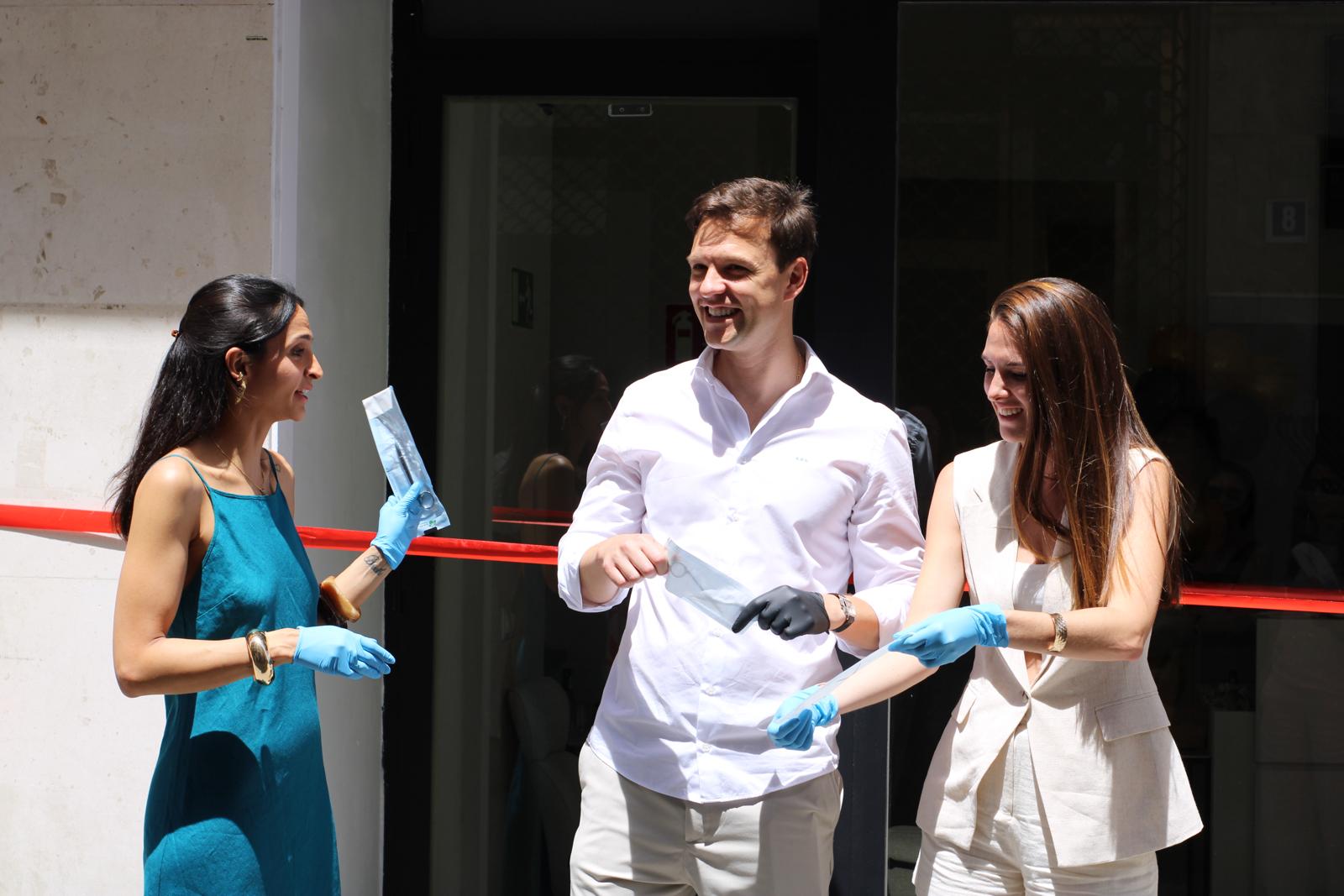 Pacientes y amigos en la apertura de Majadahonda